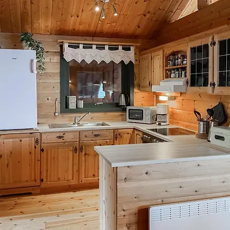 3 Bedroom Cozy In Averoy Sofstad