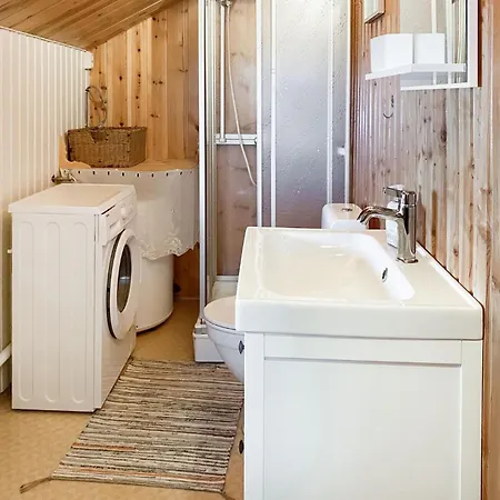 3 Bedroom Cozy In Averoy Holiday home Sofstad