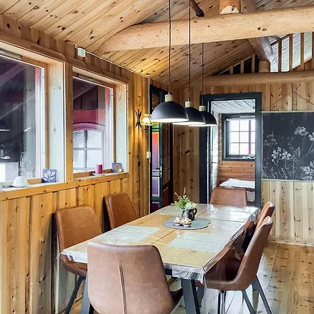 3 Bedroom Cozy In Averoy Holiday home Sofstad