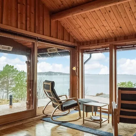 3 Bedroom Cozy In Averoy Holiday home *