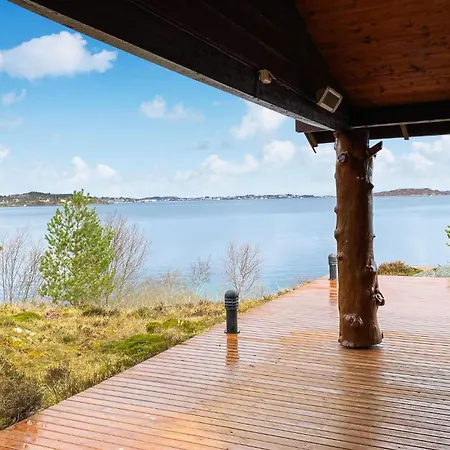 3 Bedroom Cozy In Averoy Holiday home *